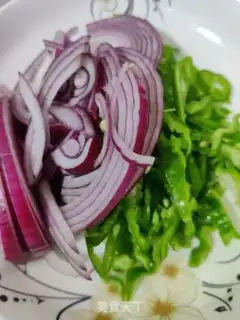 Make Piper onion shrimp, fried eggs step 0
