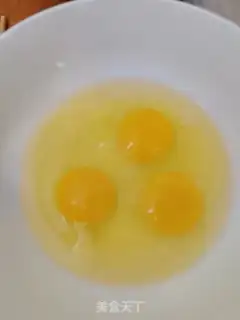 Make Piper onion shrimp, fried eggs step 1