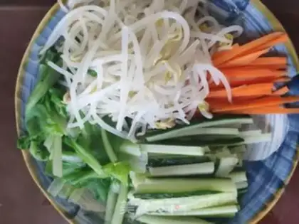Make Hot spicy vegetable noodles step 1