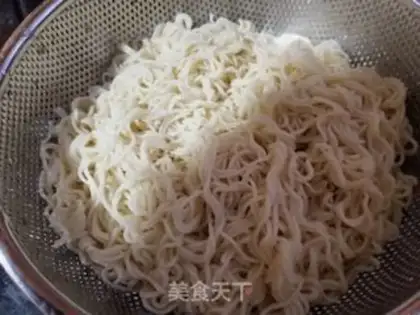 Make Big cabbage sausage noodles step 1