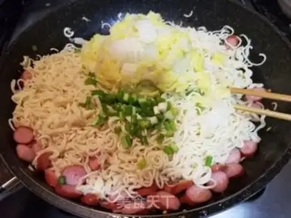 Make Big cabbage sausage noodles step 7