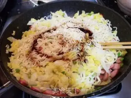 Make Big cabbage sausage noodles step 8