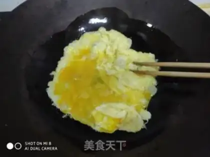 Make Tomato fried eggs step 1