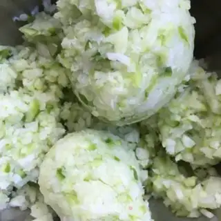 Make Roach pork dumplings step 2