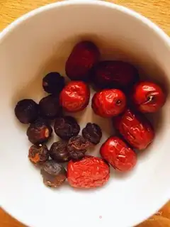 Make Little rice porridge with red dates step 0