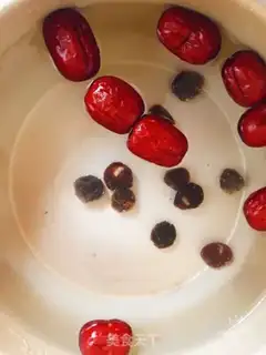 Make Little rice porridge with red dates step 2