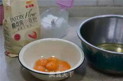 Make Fresh fruit box cake step 1