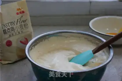 Make Fresh fruit box cake step 4