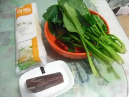 Make Spinach ham hot noodles step 0