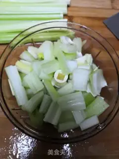 Make Celery pork dumplings step 2