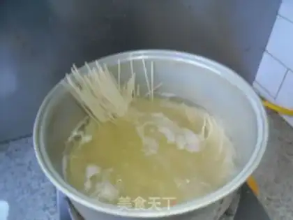 Make Spinach ham hot noodles step 5