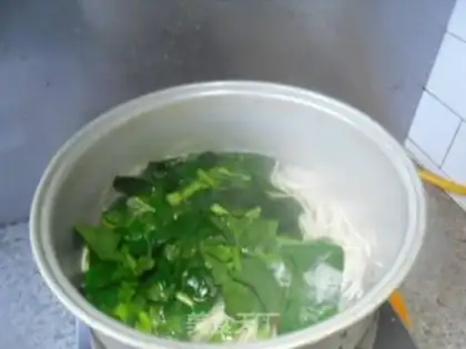 Make Spinach ham hot noodles step 7