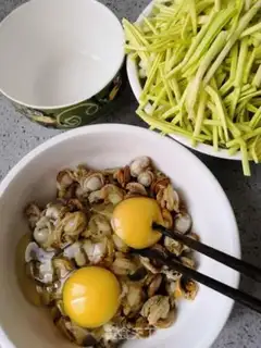 Make Scrambled eggs step 1