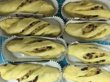 Make Chinese coconut cranberry bread step 9