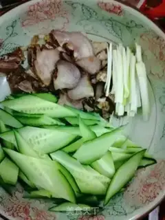Make cucumber fried meat step 0