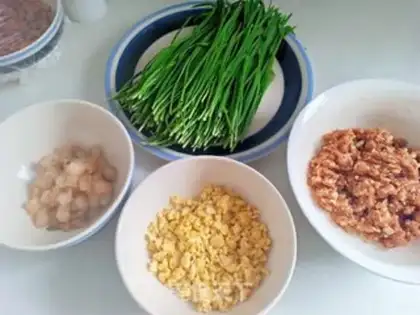 Make Cream eggs and shrimp pie step 2