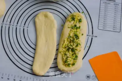Make Onion cheese hand tore bread step 12