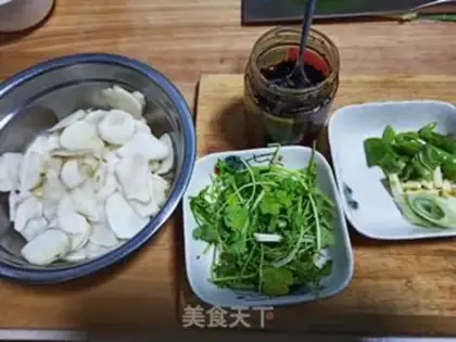 Make Spicy sauce and ginger chips step 1