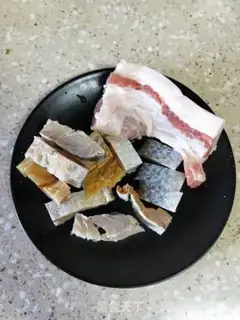 Make The salted fish steamed with flowers step 0