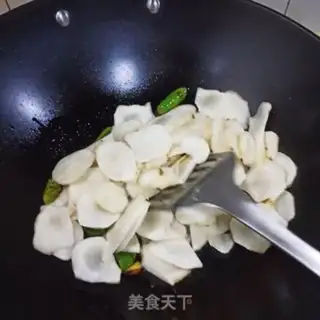 Make Spicy sauce and ginger chips step 3