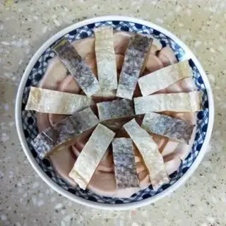 Make The salted fish steamed with flowers step 3