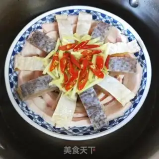 Make The salted fish steamed with flowers step 4