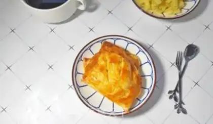 Make A simple hand grab apple pie step 7