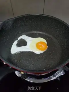 Make Red gravy and egg soup step 1