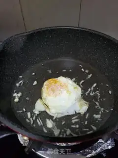 Make Red gravy and egg soup step 3