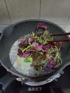Make Red gravy and egg soup step 4