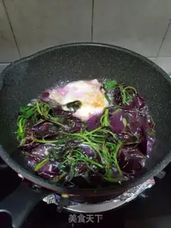 Make Red gravy and egg soup step 5