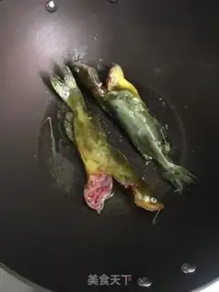 Make Pickled bean curving yellowfish soup step 4