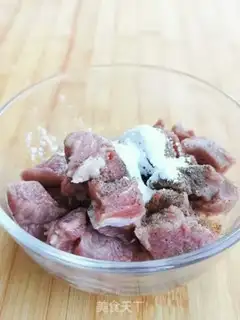 Make Black pepper beef step 1