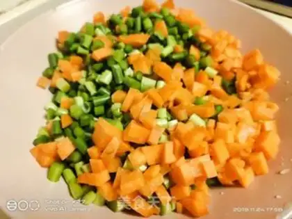 Make Carrot, garlic, fried meat step 0