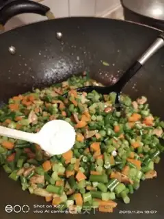 Make Carrot, garlic, fried meat step 7
