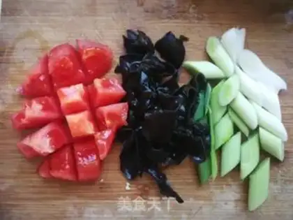 Make Garlic mollusc noodles step 1