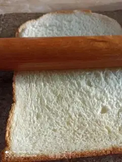 Make Toast chip banana roll step 1