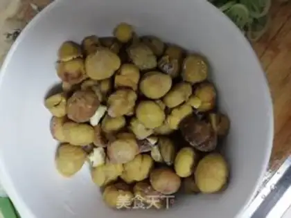 Make Cola plate chestnut wings step 1