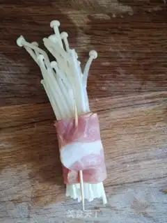 Make Gin and mushroom bacon rolls step 3