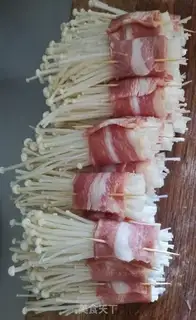 Make Gin and mushroom bacon rolls step 4
