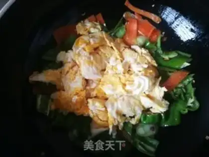 Make Carrot screws, fried eggs step 8