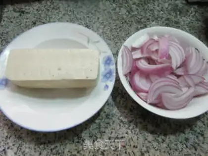 Make Onion fried tofu step 0