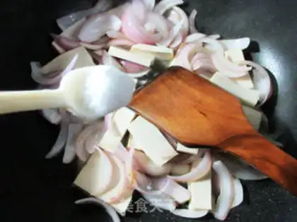 Make Onion fried tofu step 4