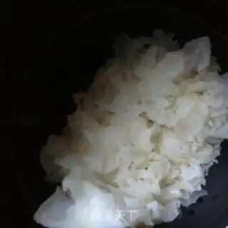 Make Silver-eared apple sugar step 1