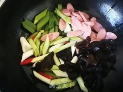 Make Garlic swirling and ham sausage step 5