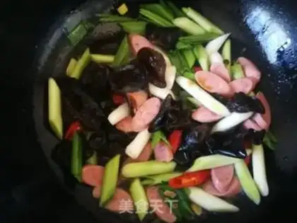 Make Garlic swirling and ham sausage step 6