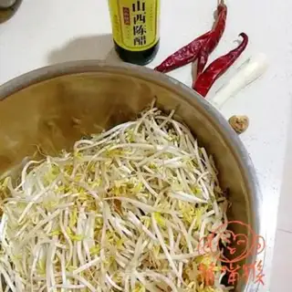 Make Sour green bean sprouts step 0