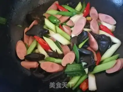 Make Garlic swirling and ham sausage step 7