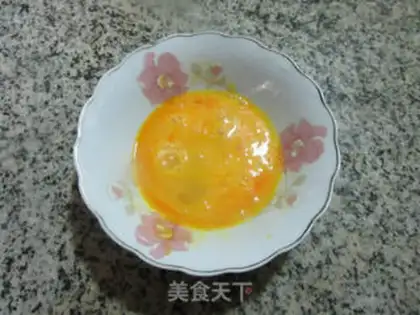 Make Duck egg and tomato noodles step 1