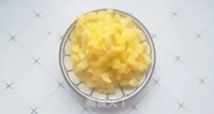 Make A simple hand grab apple pie step 3